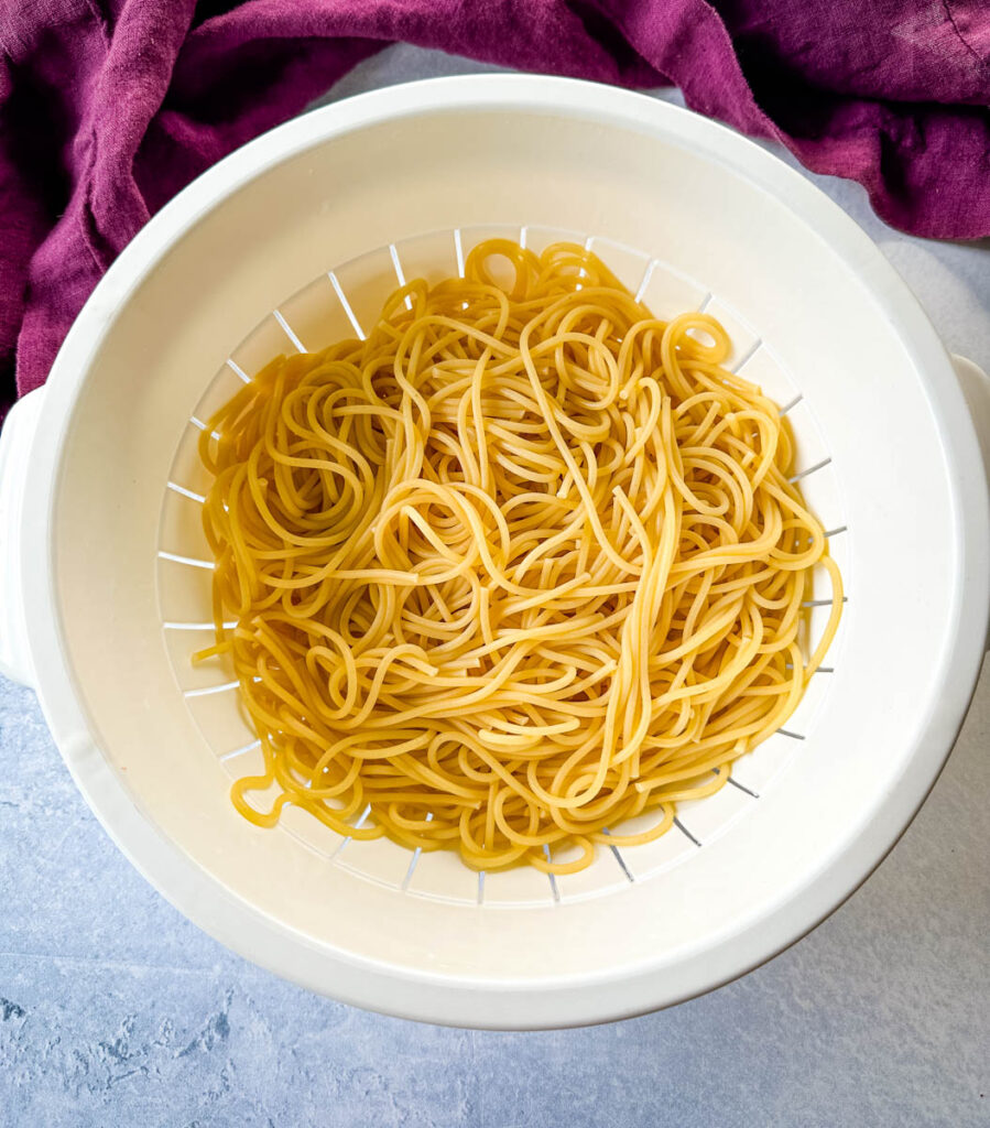 cooked spaghetti pasta in a colander