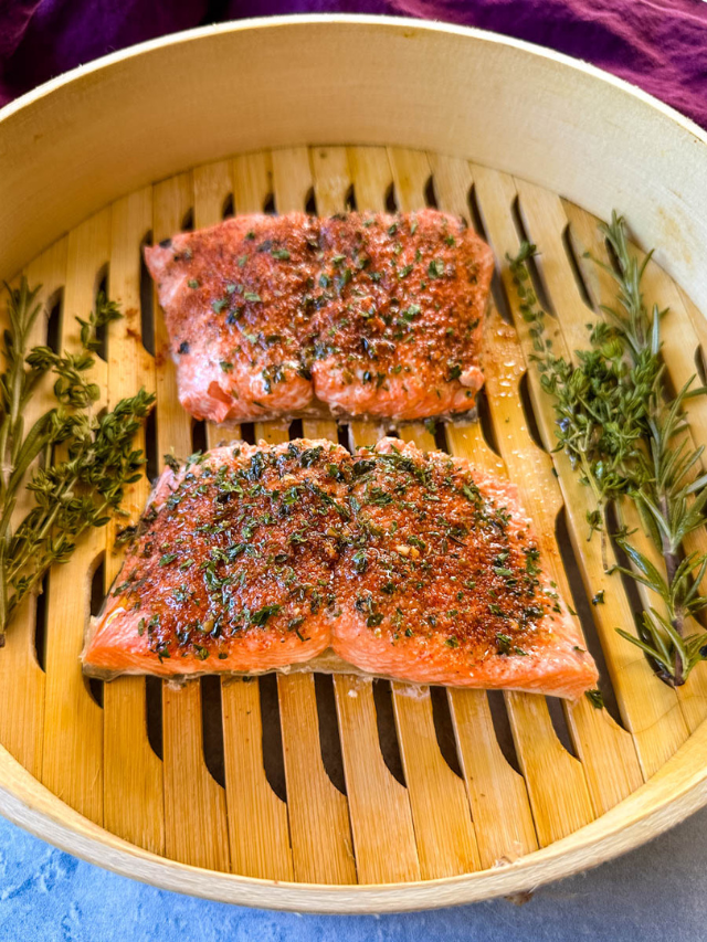 Quick and Easy Steamed Salmon