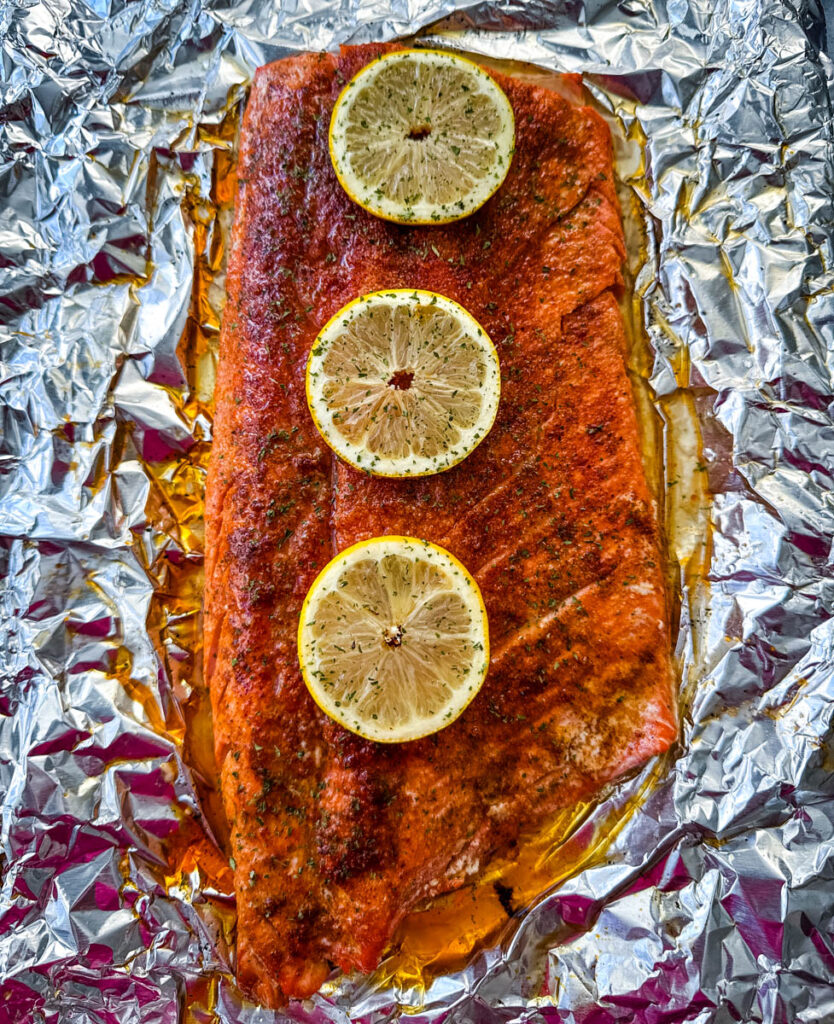 cooked salmon with lemon on foil