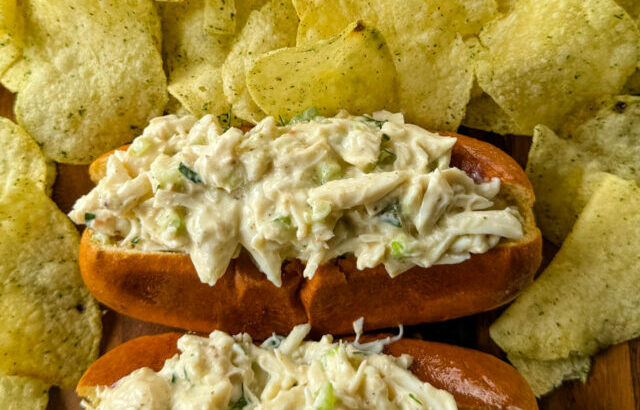 crab seafooxd rolls on buns with chips